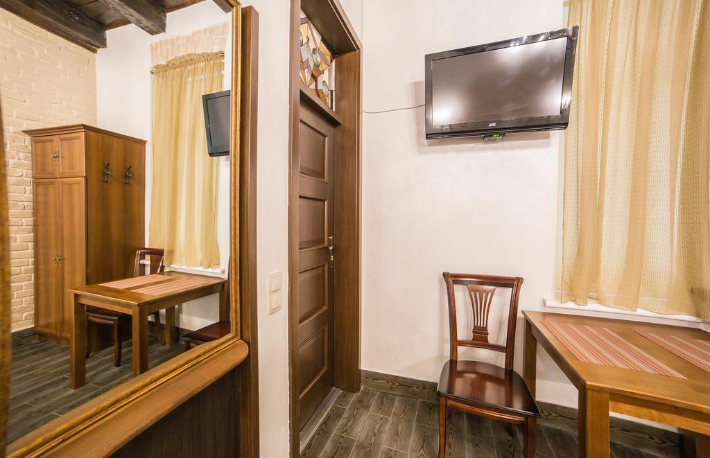 Apartment On Valova 16-2- 2 Minutes To Market Square Lvov Exteriér fotografie